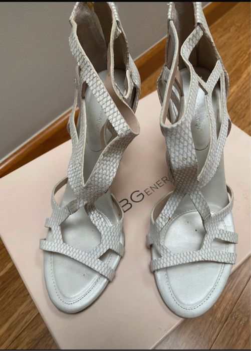 Szpilki damskie, sandały.