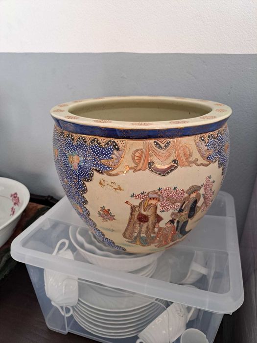 Móveis e loiça antigos