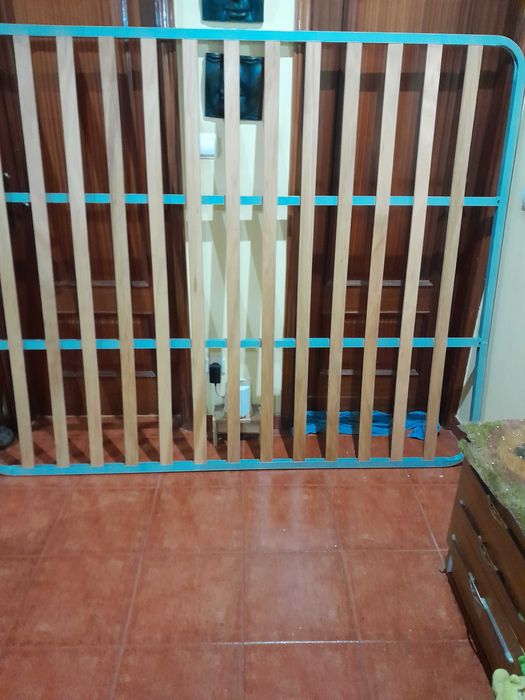 Estrado para cama de casal de 1,60 por 2,00 metros,está novo pois só foi usado 1 vez.