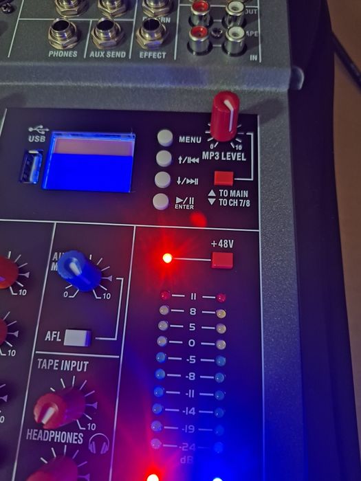 Mesa de mistura de 8 canais com várias funcionalidades. NOVA