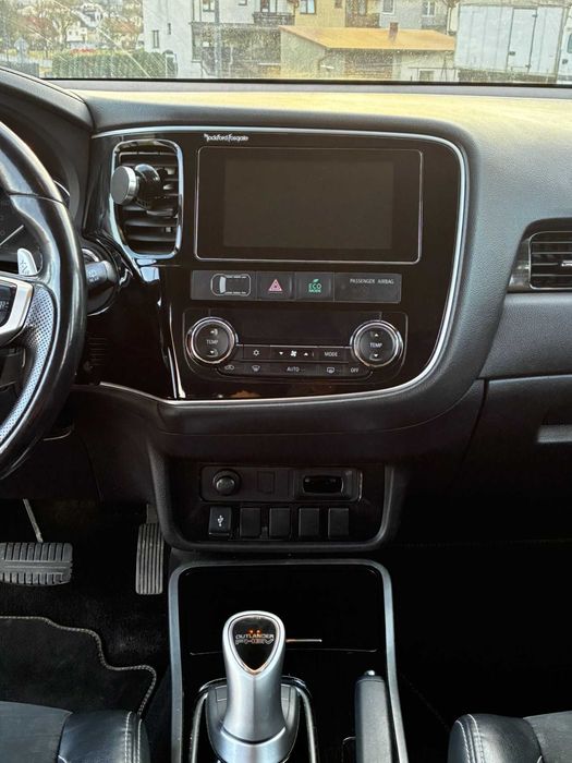 Prywatny Mitsubishi Outlander PHEV 4x4 |  Hybryda  + LPG | Android