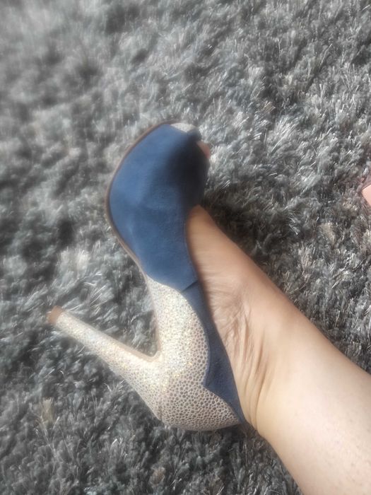 Sapatos pele e camurça azul com brilho 35