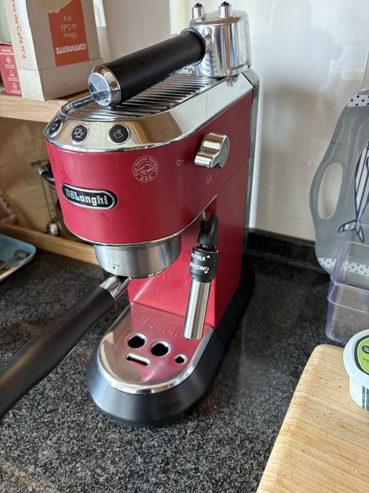 Máquina de café expresso Delongui dedica