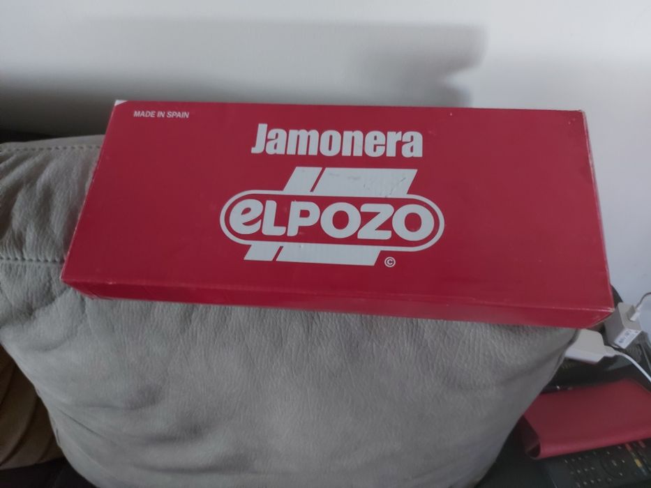 1 suporte de tábua  de colocar presunto com caixa