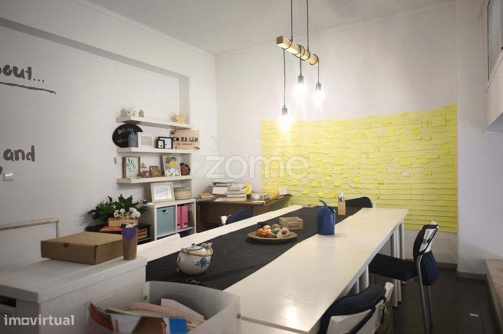 Loja com 102 m2, localizado na Cruz Quebrada – Dafundo - Lisboa