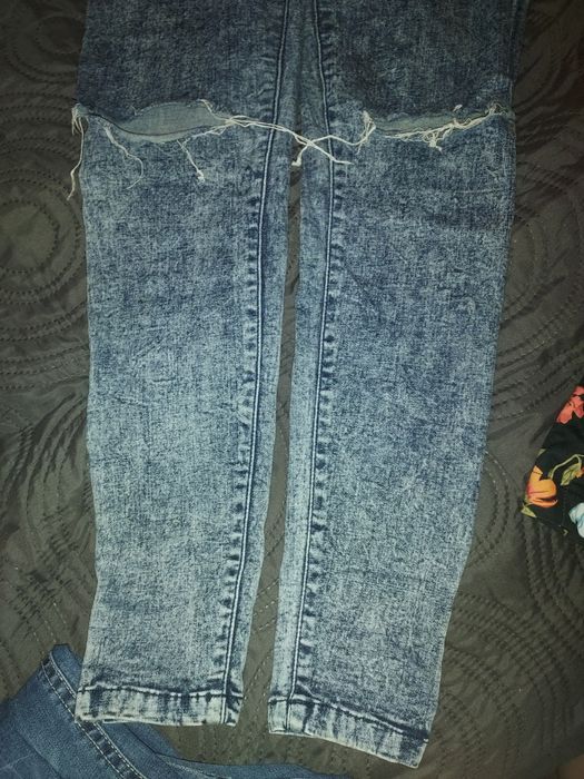Jeansy z dziurami Bershka
