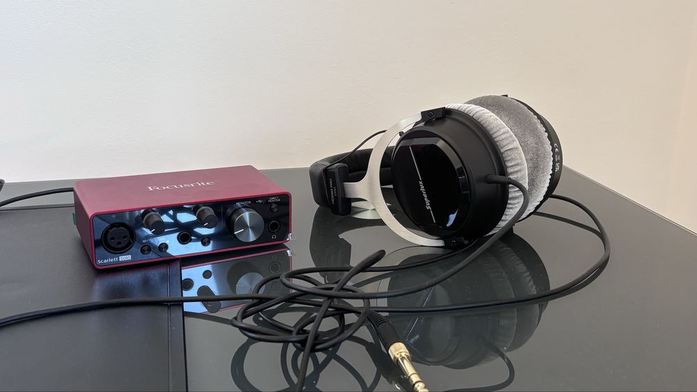 Focusrite Scarlett Solo 3rd Gen + Auscultadores Superlux - Novos
