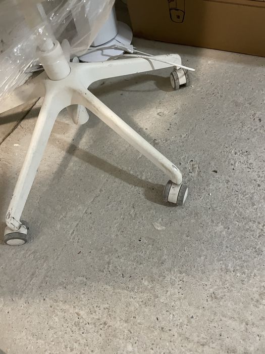 Szare krzesko do biurka ikea