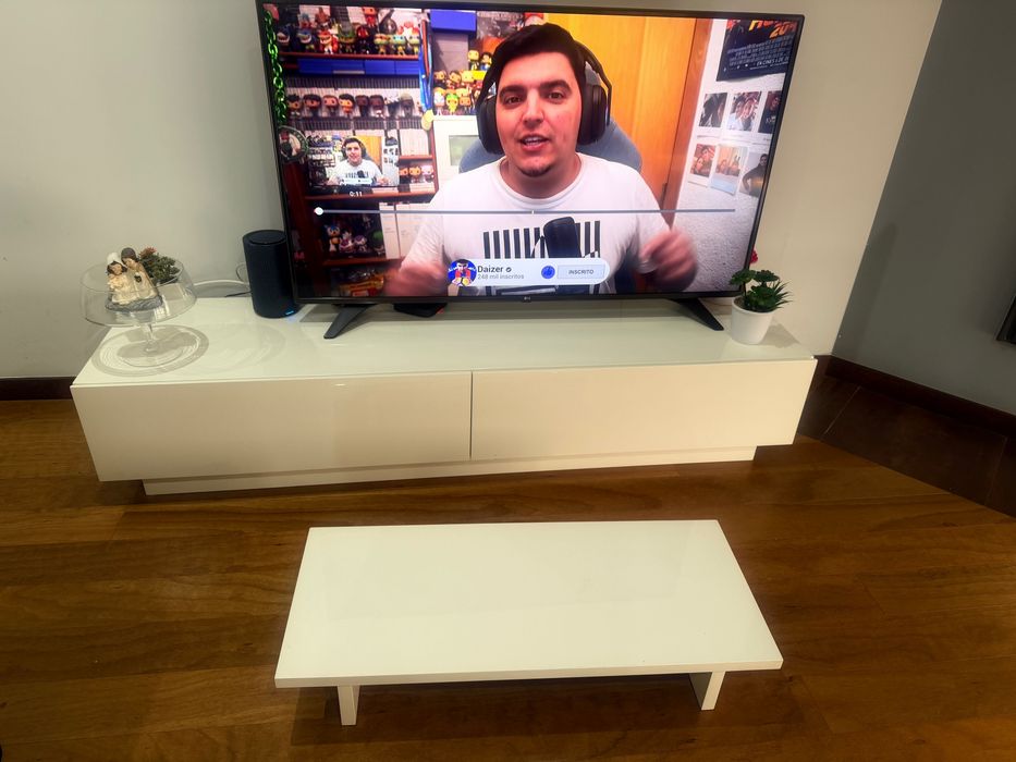 Móvel de tv com mesa de apoio