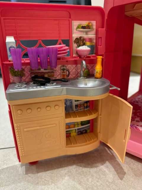 Kamper Barbie z basenem