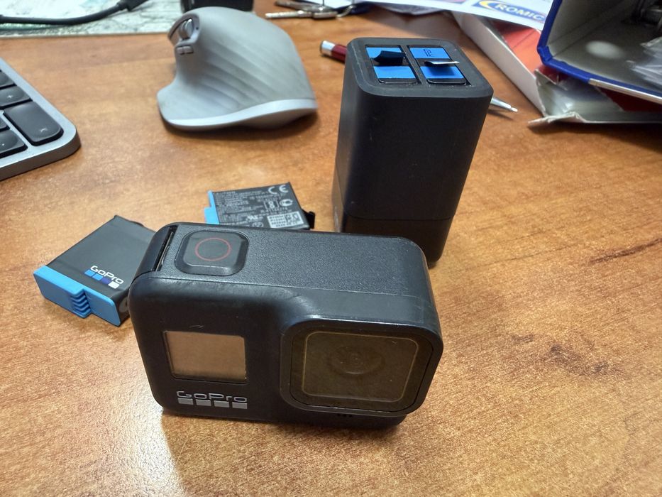Kamera GoPro Hero 8 Black + oryginalna ladowarka + 4 baterie