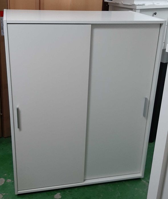 komoda z drążkiem i drzwiami przesuwnymi