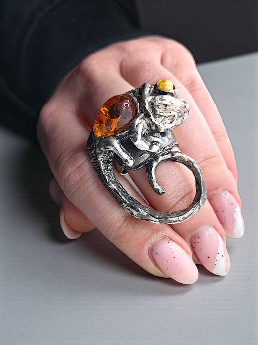 Sylwester Szyłów srebrny regulowany pierścień z bursztynem