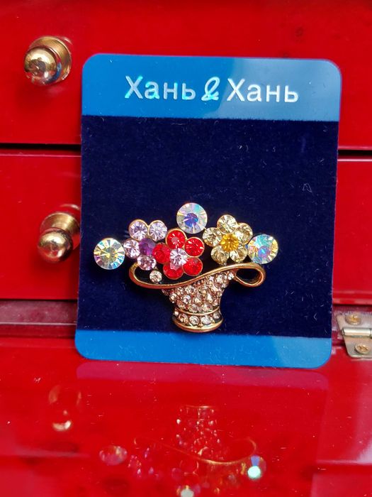 Брошка Корзинка квітів. Біжутерія