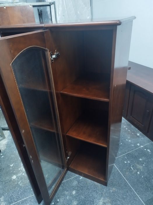 Duas vitrines desocupar