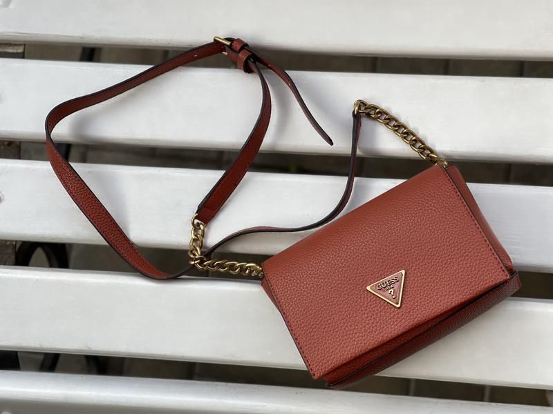 Маленькая терракотовая сумочка кросс боди из искусственной кожи guess