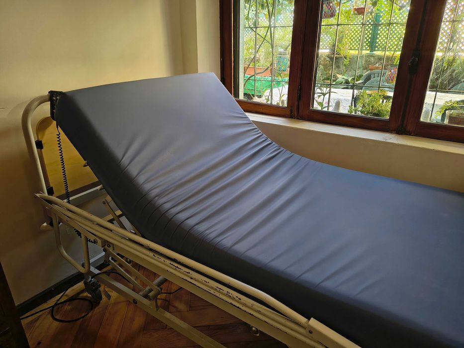 Cama ortopédica articulada com colchão