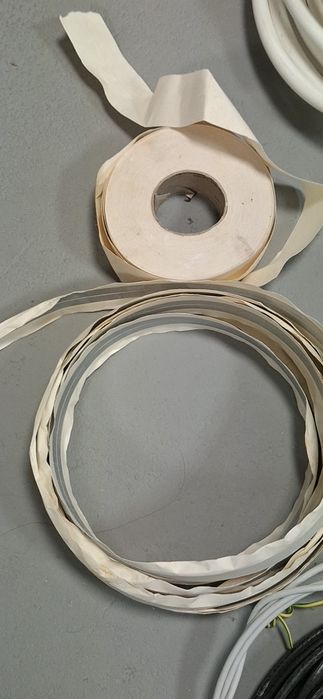 Resto de material de construção,  eletricidade, ripados...