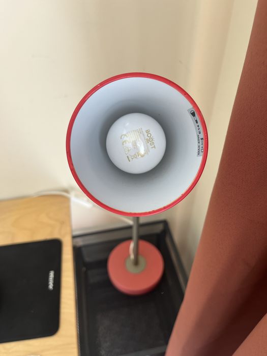 Cadeira IKEA com oferta de candeeiro