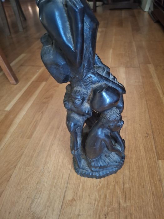 Grande  42 cms estaueta em madeira africana  antiga ?
