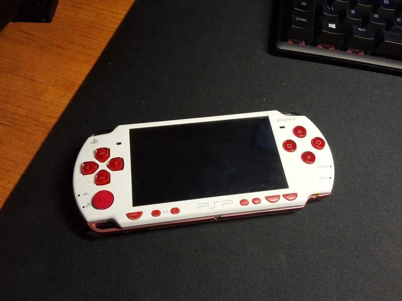 PSP Slim (2000) Branca e Vermelha