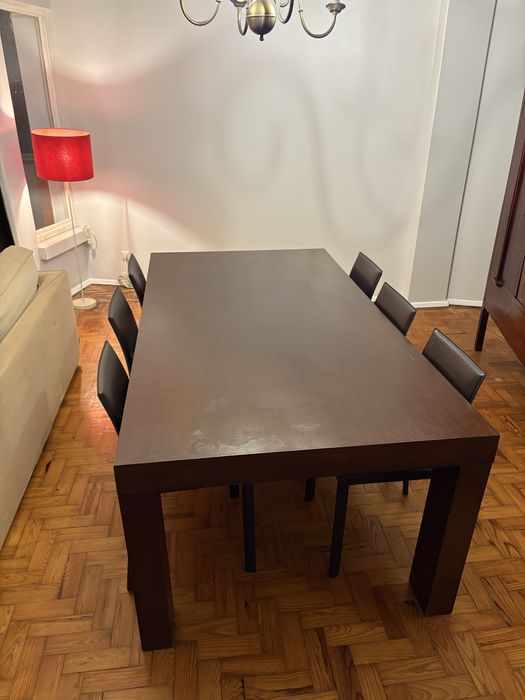 Mesa de jantar e seis cadeiras AREA