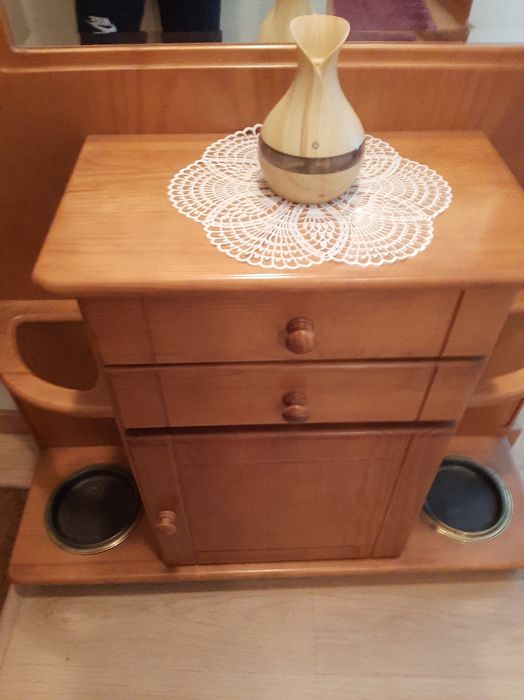 Móvel com espelho de entrada.