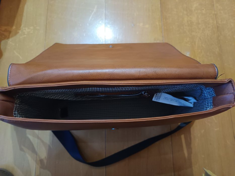 Vendo a  nova mala castanha preta para trabalho bom estado