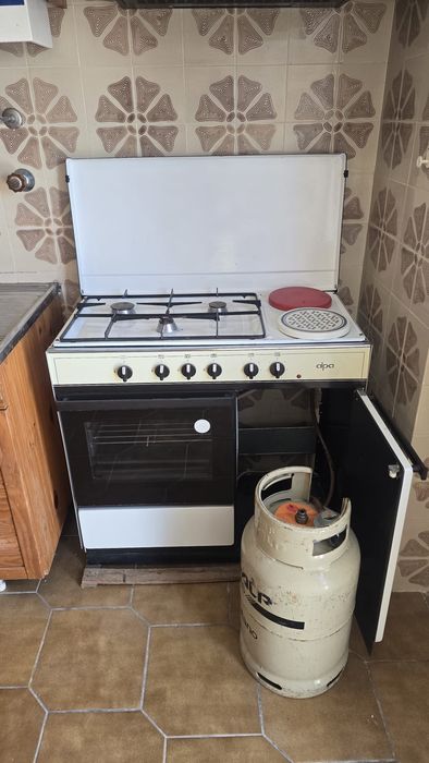 Fogao com bicos de gas e electricidade