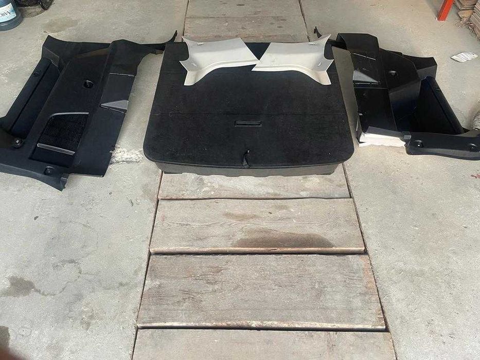 Задня полка та карти у 5-ти місний Dodje Journey