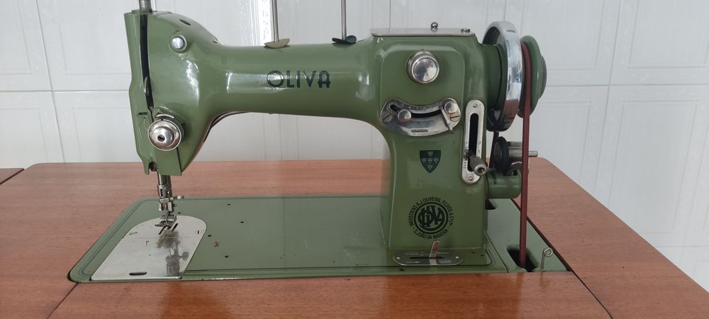 Máquina de Costura OLIVA se Antiga – Completa com Mesa e Pedal