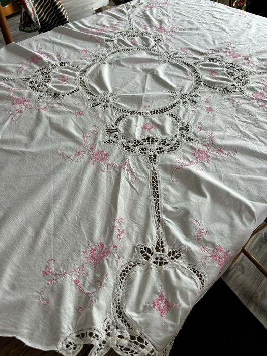 Toalha de mesa bordada a ponto cruz e renda de bruxelas