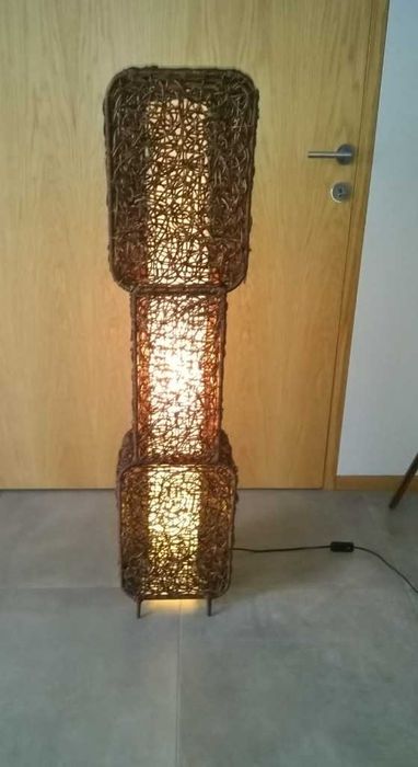 Candeeiro elétrico de chão, em verga/vime