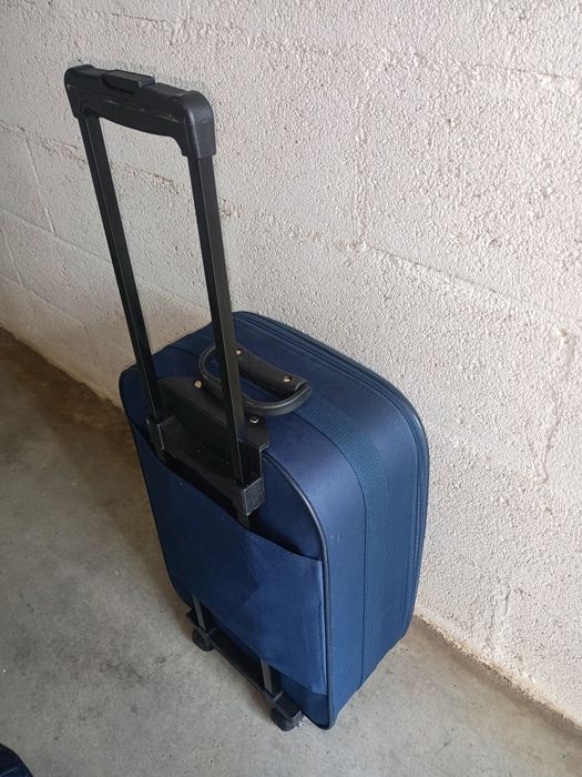 Mala de viagem trolley de cabine.
Medidas: 50/35/20cm
Completamente impecável