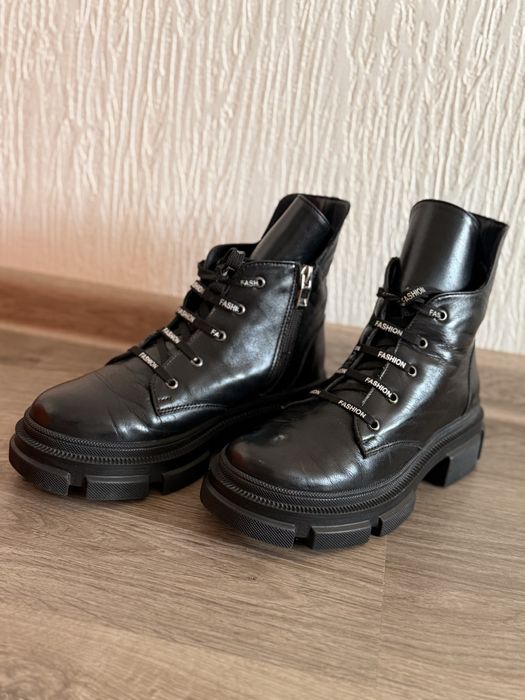 Чорні шкіряні ботинки