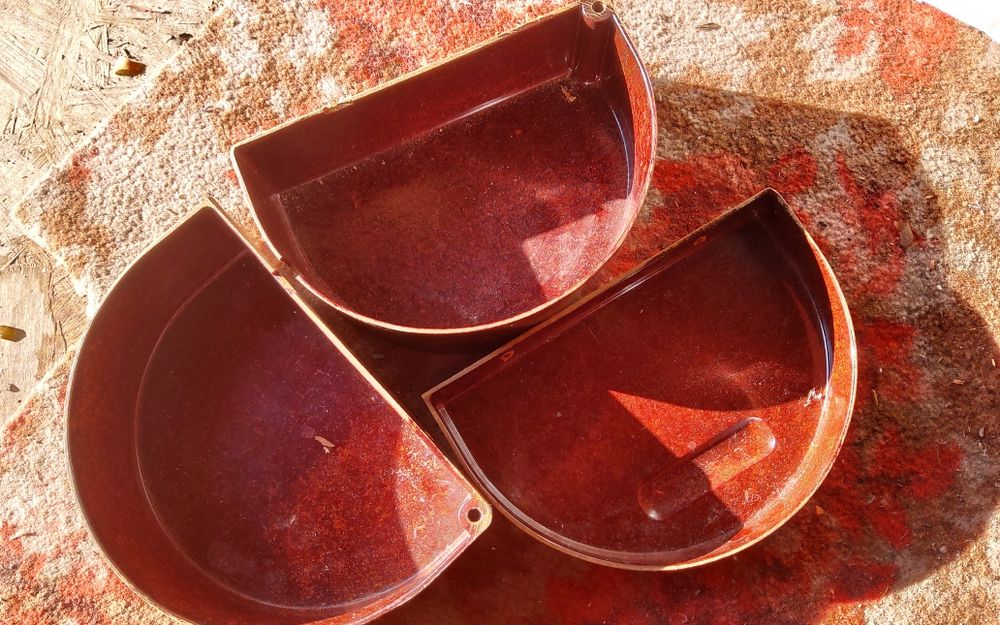 Ножний привод для радянської швейної машинки в повній комплектації.