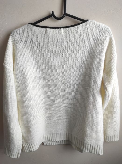 Biały sweter damski