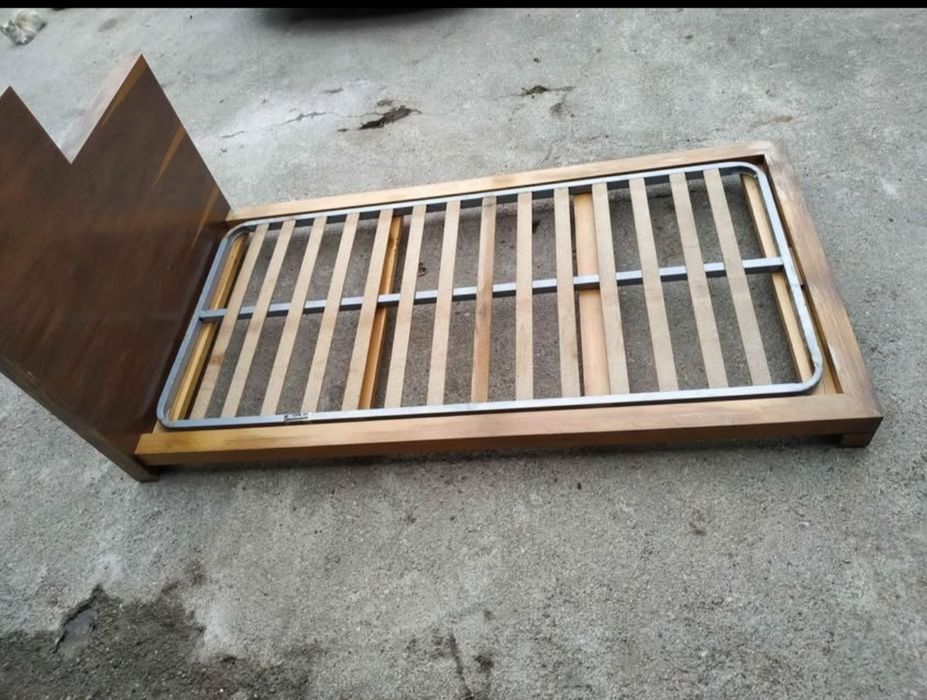 Cama solteiro em madeira