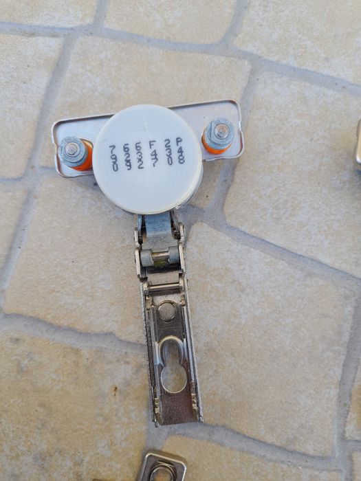 Automatic Hinge Installation424397291871938565