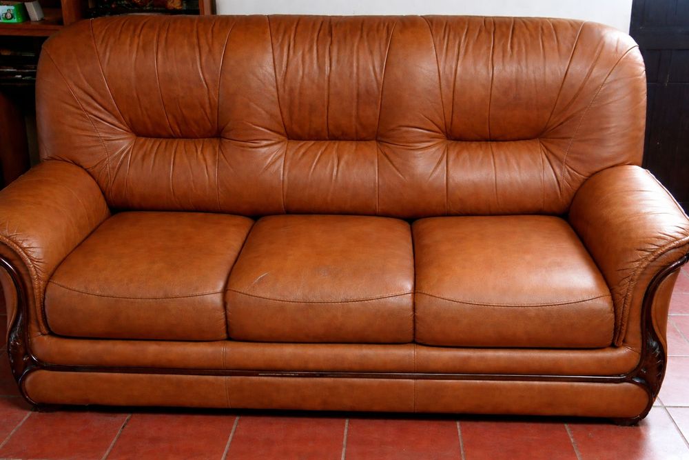 Sofá de couro verdadeiro. Negociável.