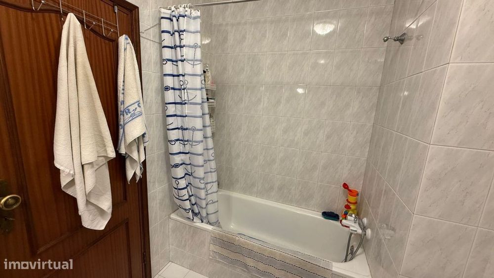 Apartamento T2 com arrumo varanda e vistas de ria. A 2 minutos da p...