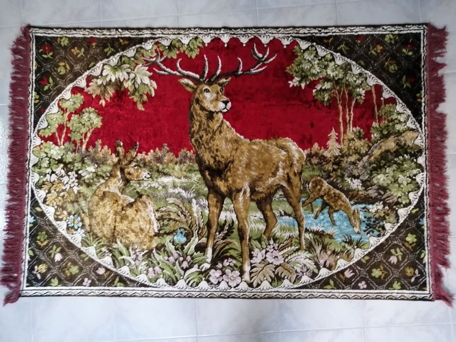 Lindíssima grande tapeçaria aveludada, com animais selvagens