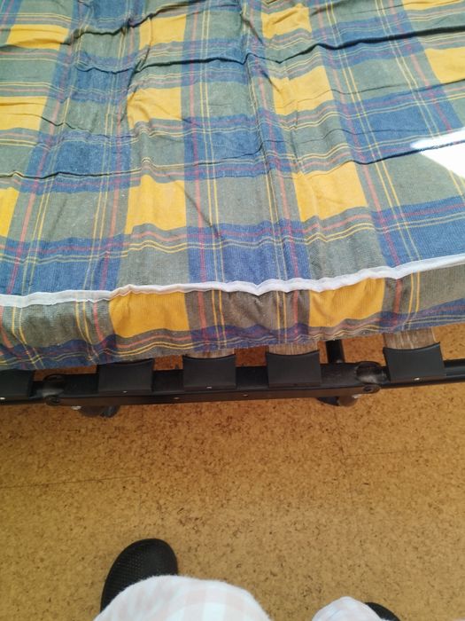 Cama dobrável tipo divã