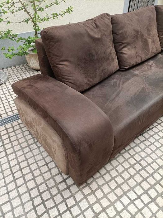 Sofá com chaise longue e mesa centro tipo puff