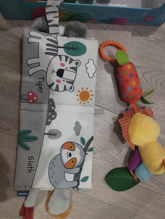 Іграшки брязкальце м'яка книжка чий хвіст