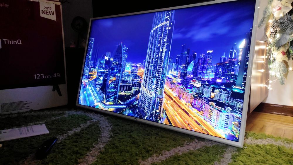 Білий телевізор 50"  , 4K, SMART TV, YouTube, Bluetooth