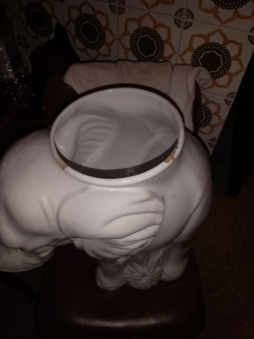 Vaso//Elefante em Louça branca