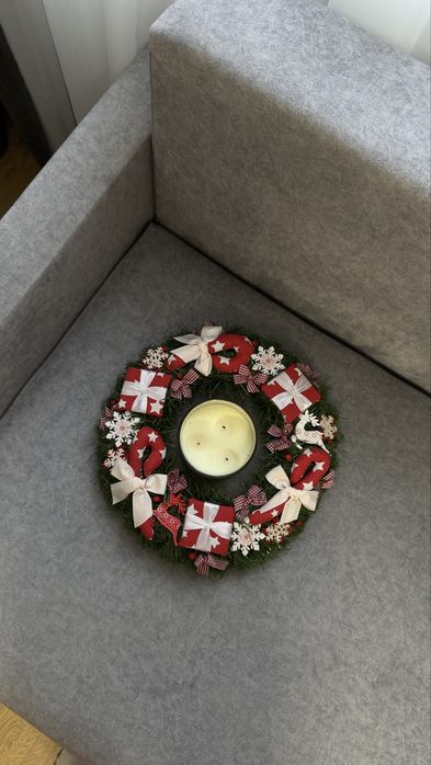 Декоративний різдвяний вінок на двері,на стіл