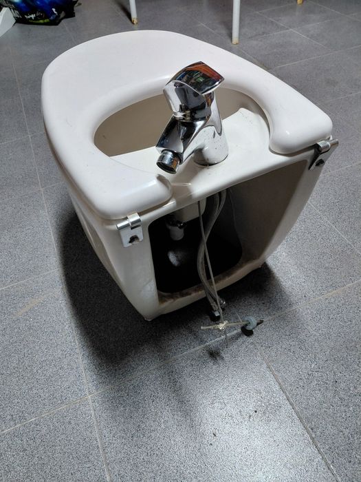 Bidé com tampa e torneira