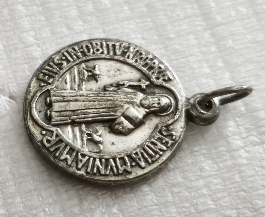 Św. Benedykt ,  medalik religijny z ochroną przed złem 1944 rok .